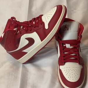 Jordan 1 Mid SE Red Cracked Leather Sz 10 in Women’s NEW